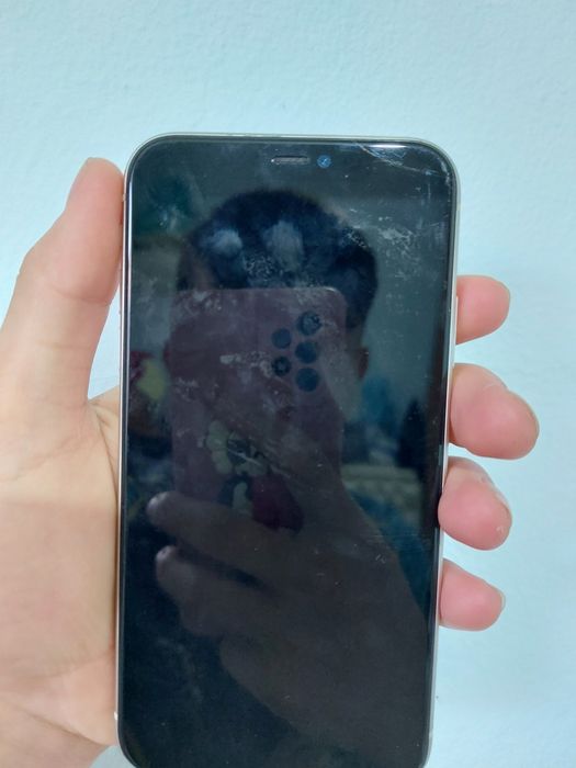 Айфон 11  Есть карбока