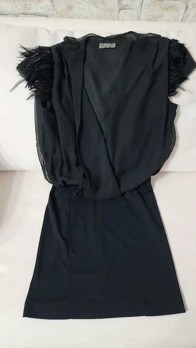 Rochie Guarapo cu pene la umeri,marimea M cred,noua fara eticheta