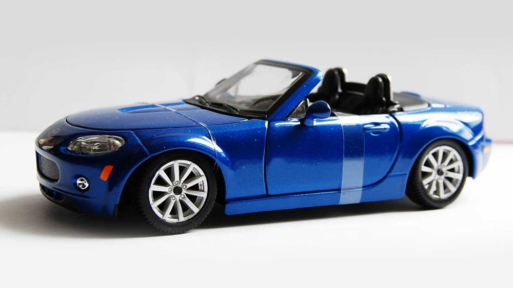 Продавам метална количка Mazda MX-5 Мазда МХ-5 в мащаб 1:24