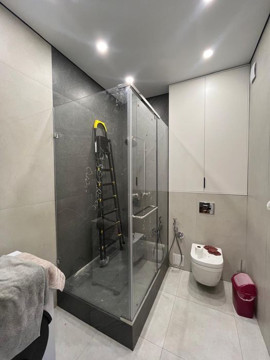 Душевые кабины , перегородки из стекла