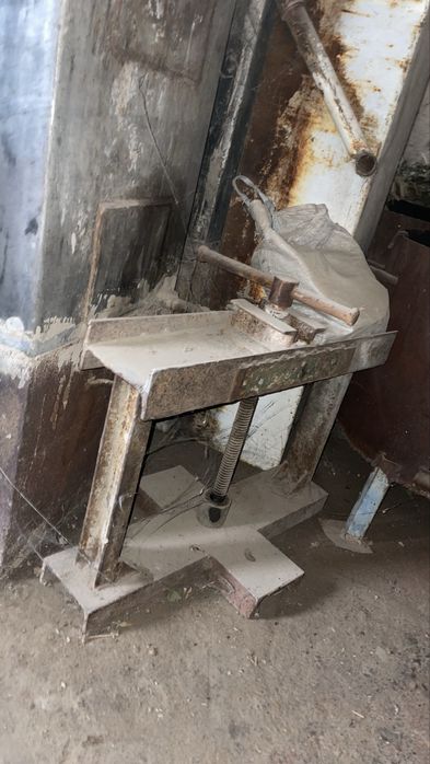 Ручной пресс продаётся