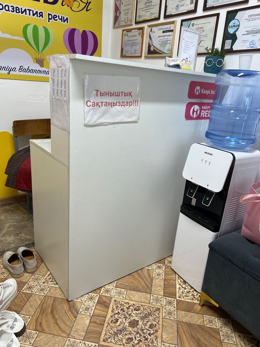 Продам ресепшен белый