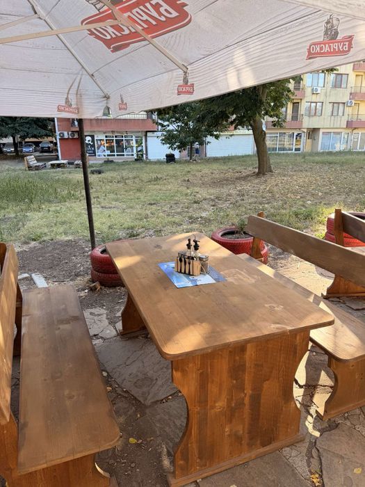 Дървени маси с пейки