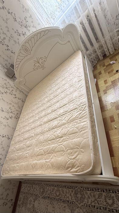 Продам 2х спальный кровать с матрасом