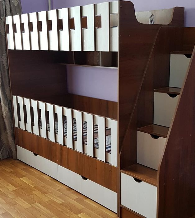 Двухярусная кровать со ступеньками
