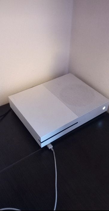 Vând Xbox One S 1TB