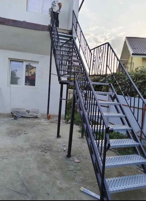 Confectionam scarii metalice zincate exterioare și pentru incendii , platforme, podete si balustrazi profesionale la cererea clientului . Asiguram tra