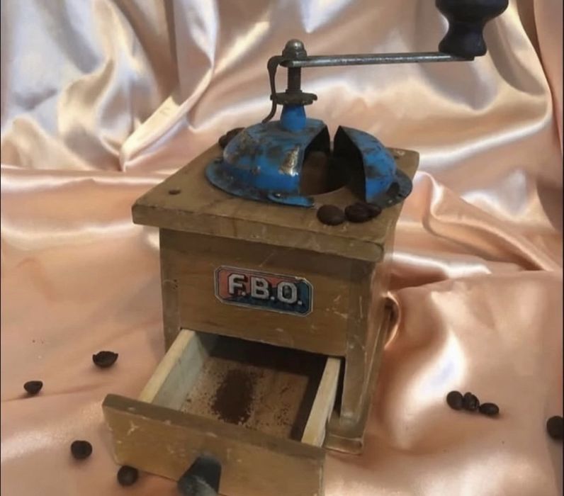 Râșniță vintage perfect funcțională, Italia