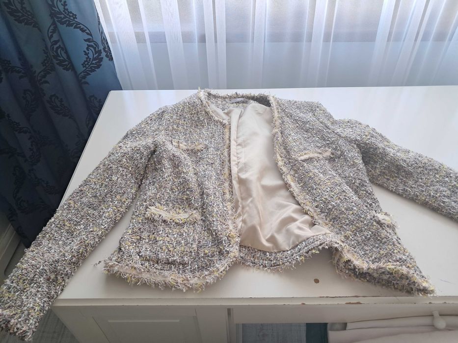 Haine rochii, bluză,  palton, jachetă.