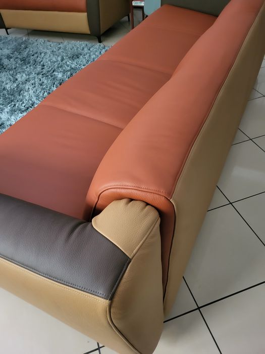Vand set 2 canapele din piele naturala, foarte putin folosite
