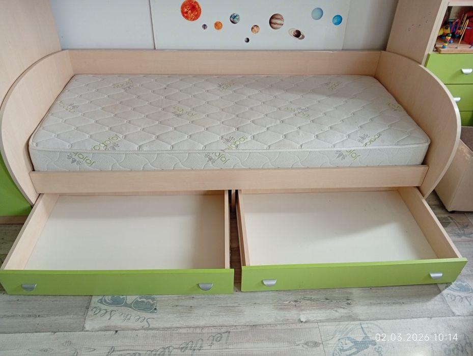 Продавам детско легло с матрак