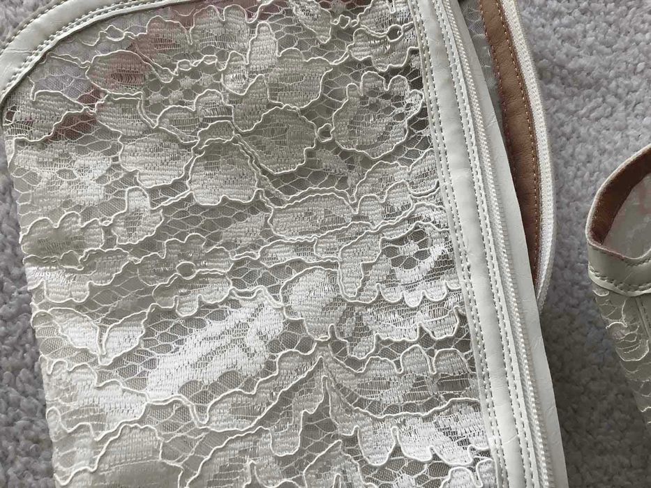 Нови бели кожени ботуши с дантела