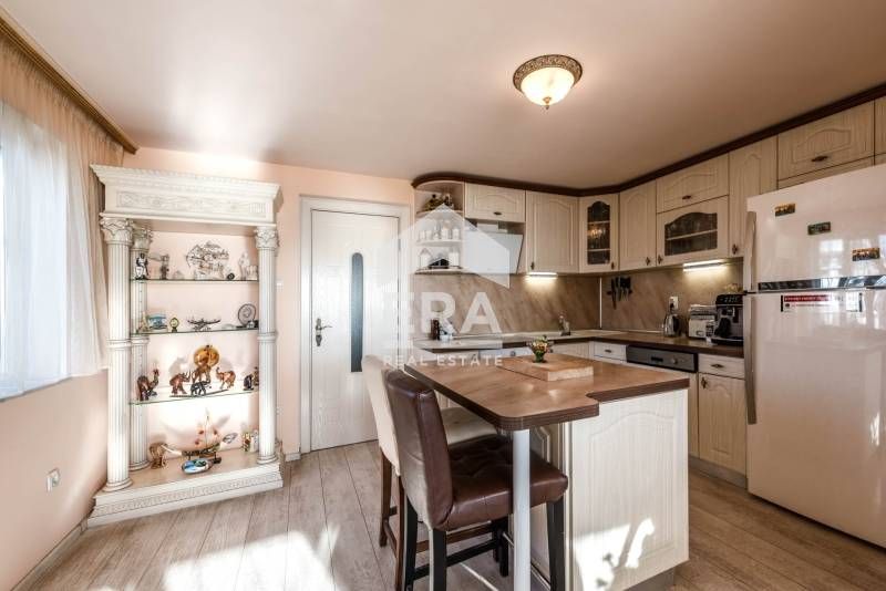 Четириетажна обзаведена къща за продажба, с двор, 4 гаража и морска па