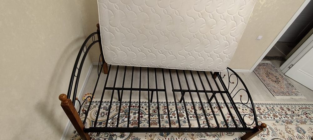 Продам кровать с матрасом