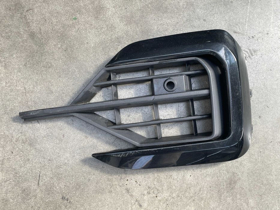 Grila bara fata dreapta Vw Touareg CR7 cod 760853666E