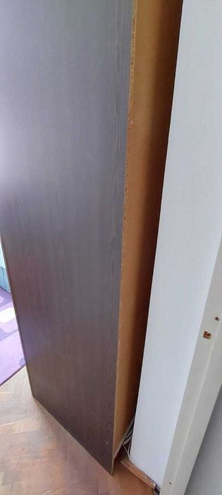 Dulap cu 3 usi glisante, cu oglinzi, pentru dormitor, fiecare separeu avand 2 polite + suport umerase, dimensiuni 2620x2195x645 mm, culoare mahagon