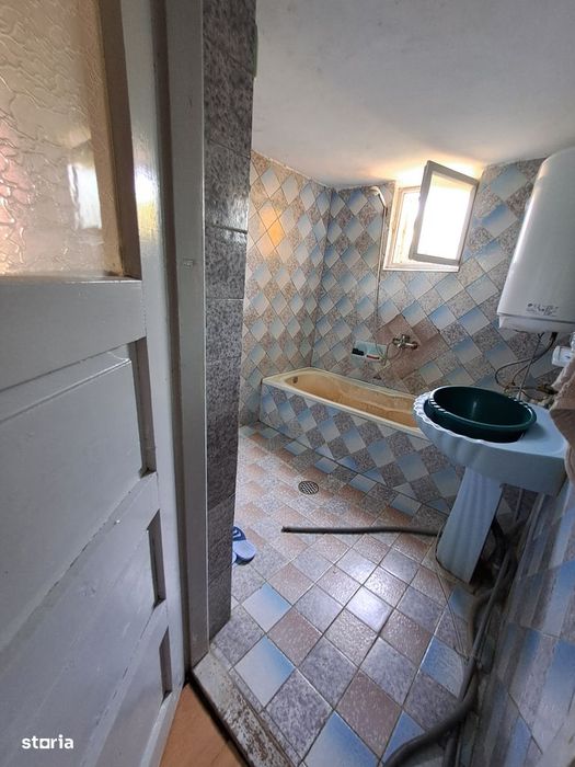 Vând/schimb casa Davidesti cu garsoniera Mioveni