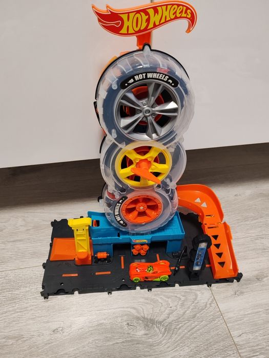 Set de joaca Hot Wheels vulcanizare