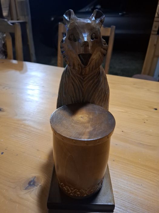 Продавам дървена статуетка мечка