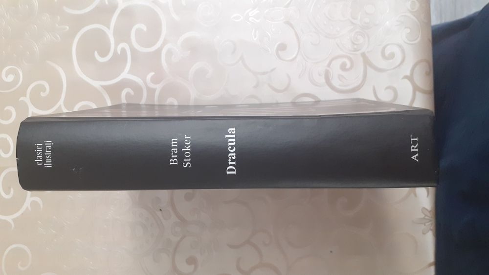 Vând carte Dracula