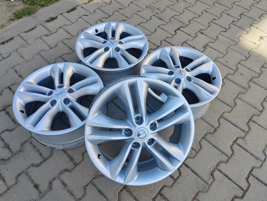 Jante R17 5x114,3 Nissan Qashqai Juke Qashqai +2 Leaf Dacia Duster Bigster 

Specificații tehnice :
Prindere: 5x114,3 
Latime: 6,5 J 
Offset (ET): 40