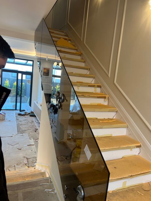 GlassWave - Sticla securizata / Balustrade din sticla / Dușuri din sticla