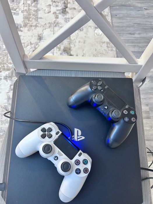 PS4 Pro 1ТБ + 8 игр на дисках (комплект)
