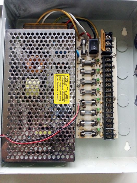 Захранващ блок за камери за видеонаблюдение 12V.DC