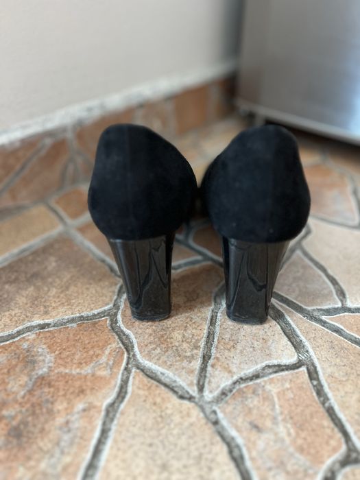 Велурени обувки с ток