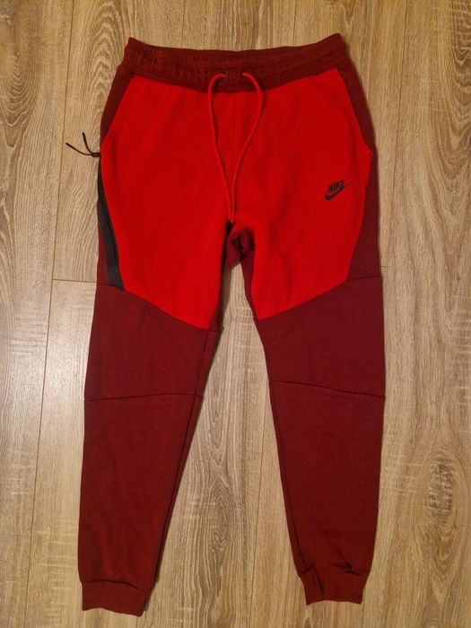 Pantaloni Nike Tech