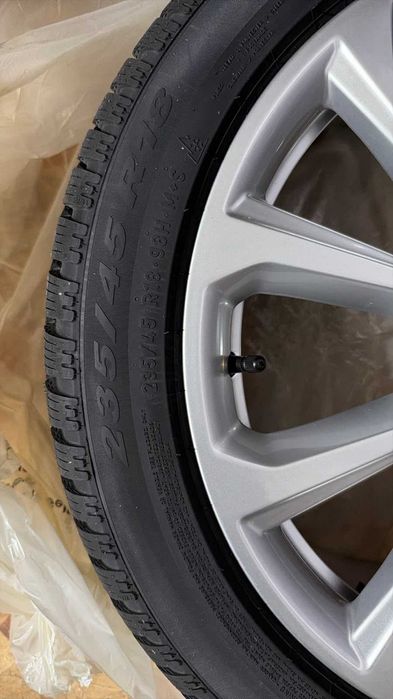 ЧИСТО НОВИ! Оригинални джанти Audi 18" 5x112 със зимни гуми Pirelli 235/45 R18 (A4 B9, A5, Q5, Q3, SQ5, A7, S5, A3, S3, RS3, RSQ3, Passat,Skoda)