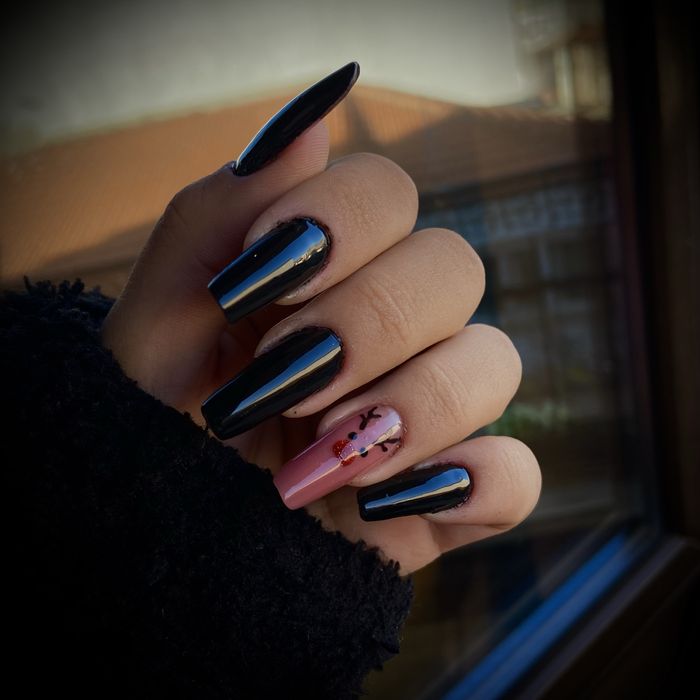 Ofer servicii de manichiura