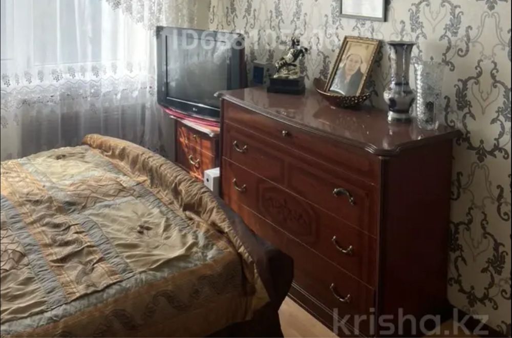 Спальный гарнитур, тумбочка отдам даром
