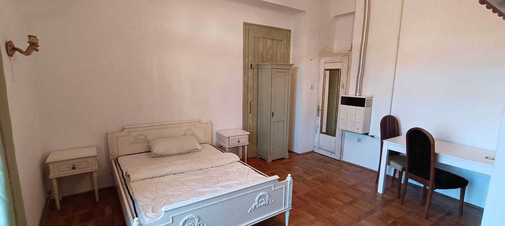 Inchiriez central garsoniera camera cu terasa in vila str Iorga