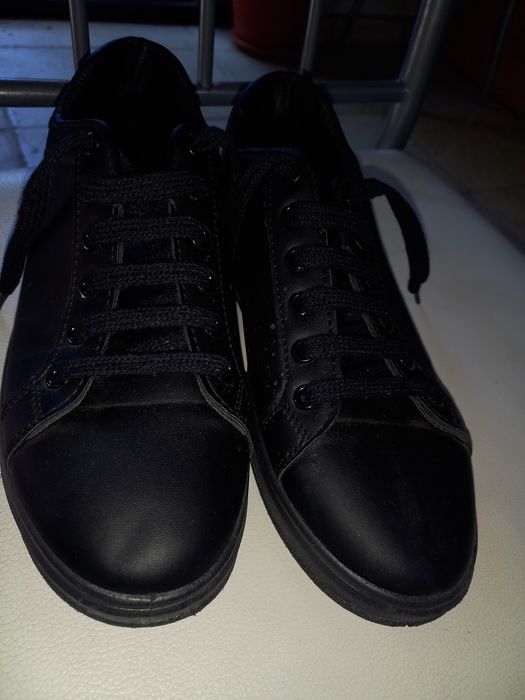Adidasi piele unisex marimea 38 stare perfecta.
Adidasi au fost purtat