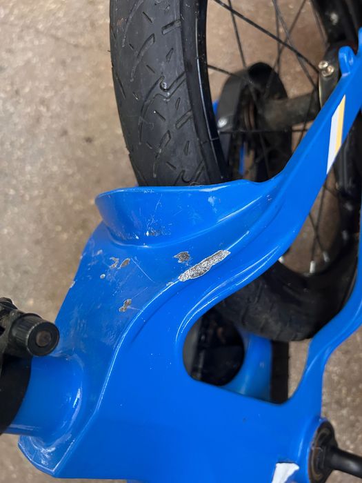 Bicicletă de copii cu roți ajutătoare!
