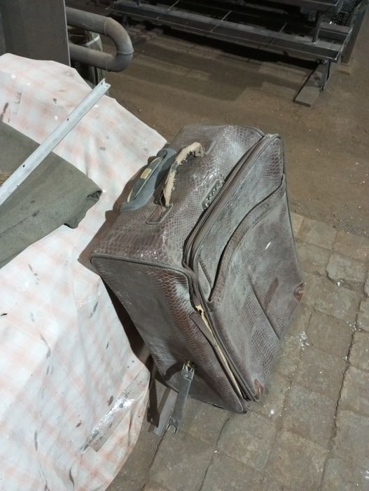 Продам чемодан состояние среднее