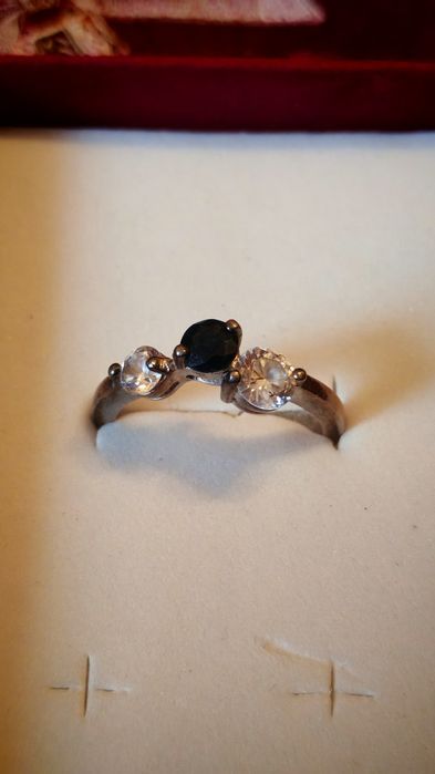 Продавам сребърни пръстени с естествен камък