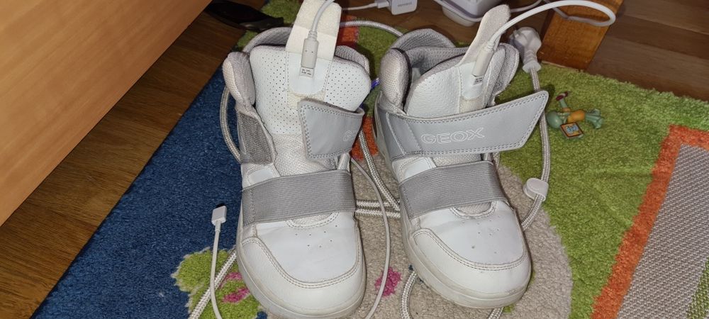 Adidasi din piele marca Geox