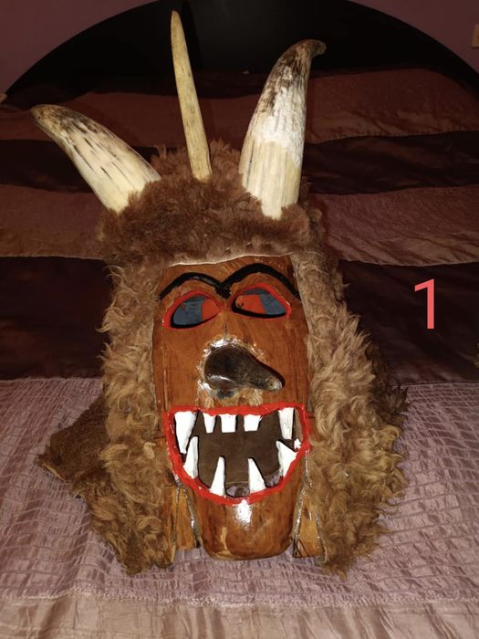 Кукерски маски с рога