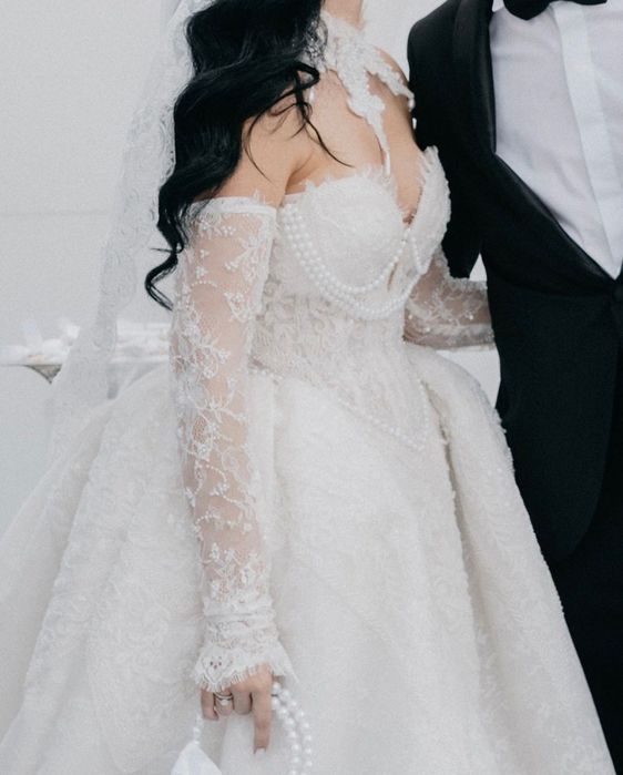 Булчинска рокля Casa Wedding – Истанбул. Продава се за 1250€. Комплект с було с перли, ръкавели и колие.