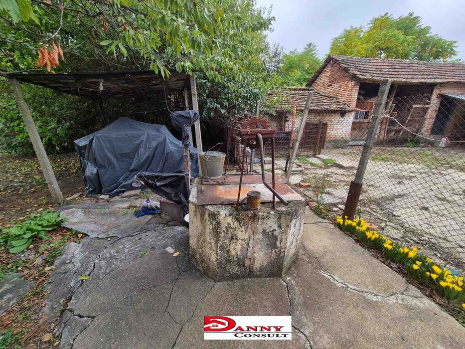 Къща с двор и кладенец в с. Бутово, общ. Павликени