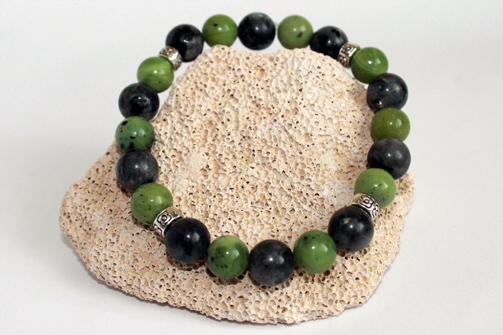 Ръчно изработена гривна от полускъпоценни камъни (Нефрит и Лабрадорит)