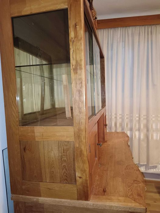 BUFET DIN LEMN DE NUC, vechime 60 de ani, stare perfecta.