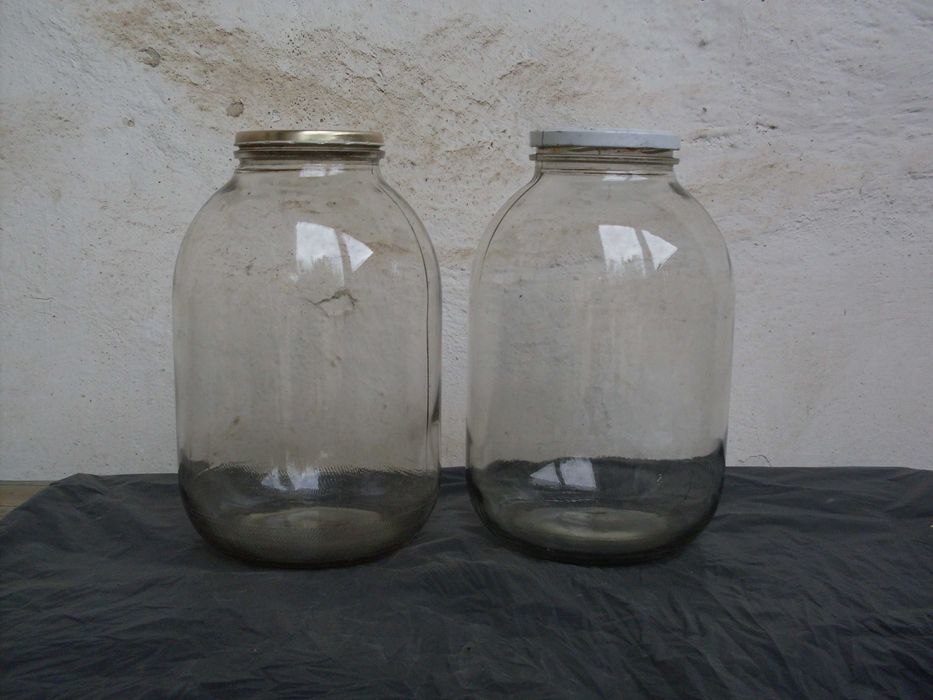Стъклени дамаджани, буркани и шишета- чисти.