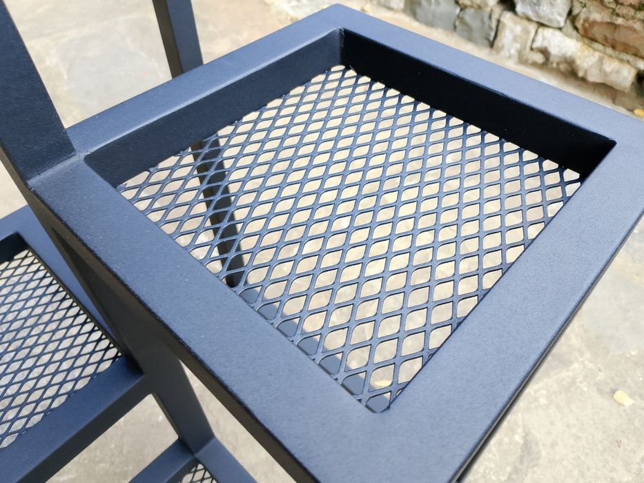 Цветарник метален, прахово боядисан.