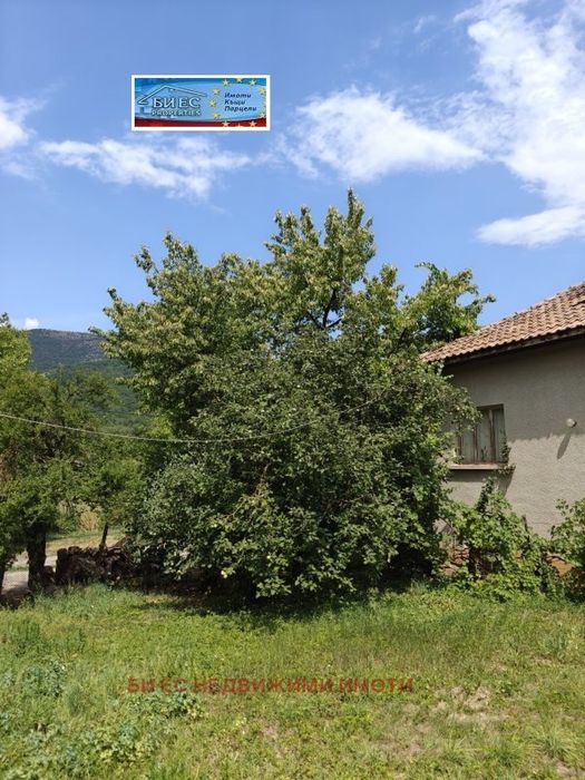 Къща в град Земен