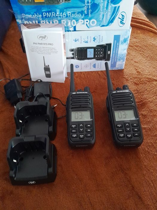 Pereche statii radio rezistente