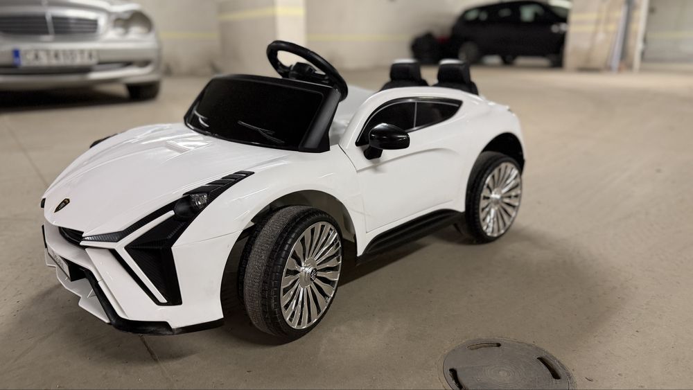 Детска електрическа кола с дистанционно, 12V, много запазена