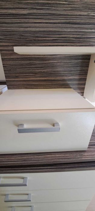 Обзавеждане за спалня - гардероб, скрин, нощни шкафчета и огледало